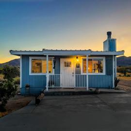 The Raven House - Renovated Homestead Cabin, hotel din Joshua Tree