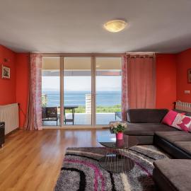 Colourful Seaview Apartment - Happy Rentals