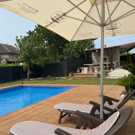 Chalet casa con piscina en ARBO Vigo – hotel w mieście Arbo