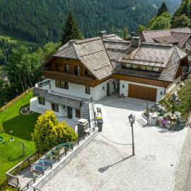 Villa Bostele with Five Bedrooms, Indoor Pool, Two Saunas & Garage, hotel in Bad Kleinkirchheim