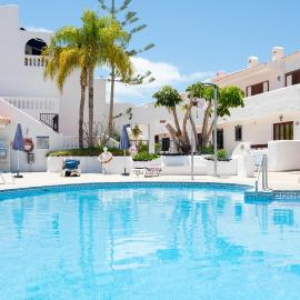 PORT ROYAL APARTMENTS, Heated pool, Speed WiFi, Terrace, hotel i Arona