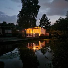 Rustig gelegen chalet Solvo met terras aan het water, hotel v destinaci Geel