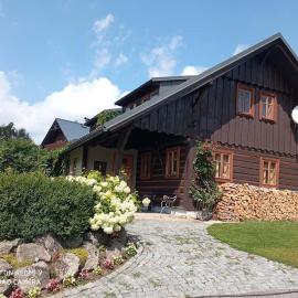 U Hübnerů, hotel a Albrechtice v Jizerských horách