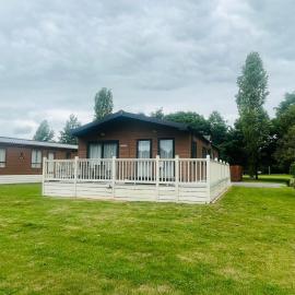 Garden View Lodge with Hot Tub