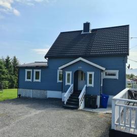 Koselig hus med hage i Herøy på Sunnmøre., hotel i Røyra