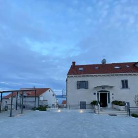 Apartments Lovely Croatia, hotel di Bol
