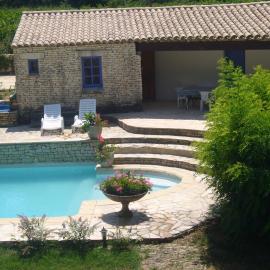 Goult (LUBERON) A 150 m de la piste cyclable Maison en campagne avec Gde piscine, hotel a Goult