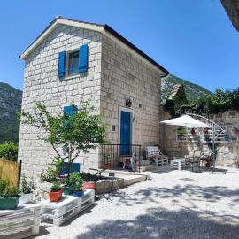 Vintage stone house ELDO with jacuzzi, in Podaspilje, Omiš, hotel v Omiši