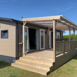 Chalet Boerenbries - Heerlijk chalet met overkapt terras en 2 slaapkamers - max 4 pers - 3 km van Noordzee - locatie op camping Moorhoek 5, hotel in Rockanje