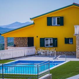 Luxury Villa Cvita Private Pool Split Area、Radošićのホテル