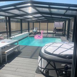 L'Aurore Love Room de prestige jacuzzi sauna piscine chauffée cuisine, ξενοδοχείο σε Carpentras
