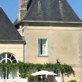Charming Romantic Tower in Chateau Estate, hotel in Ocquerre