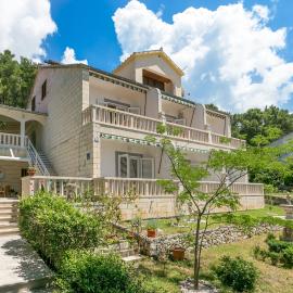Apartments by the sea Brela, Makarska - 18356, hotelli kohteessa Brela