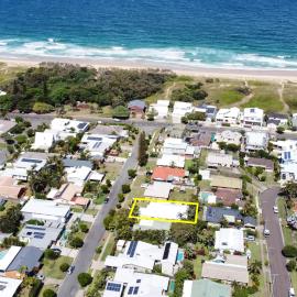 Beach House Getaway - Stylish, Kms of Beach ZA1, hotel a Buddina
