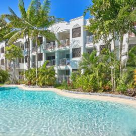 Alassio Beachfront Apartments Palm Cove: Palm Cove şehrinde bir otel