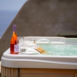 Sunrise stone villa with Jacuzzi by Neuvel, hotel v destinaci Péra Meriá