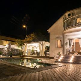 Le Grand Badamier Blanc grande villa familiale 5 étoiles piscine chauffée 17 personnes