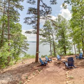 Edgemont Waterfront Cabin Rental w/ Beach Access!, hotel in Fairfield Bay