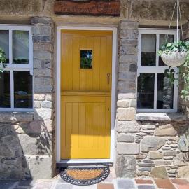 Frontview Cottage - Two Bedroom - Sleeps 6 guests, hotel in Ballynahinch