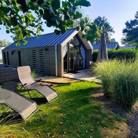 Das Holland Beachhouse, modern eingerichtet, in schöner Lage am Veluwemeer, inklusive Garten, Terrasse am Wasser, Parkplatz und WLAN, хотел в Hulshorst