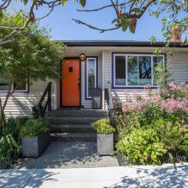 The Orange Door Bungalow- 2-BR w private yard, walkable to cafes & restaurants, 10 min to DT, hotel in Vancouver