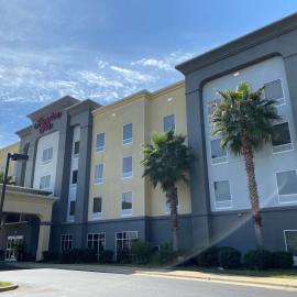 Hampton Inn by Hilton Leesville Fort Johnson, khách sạn ở Leesville