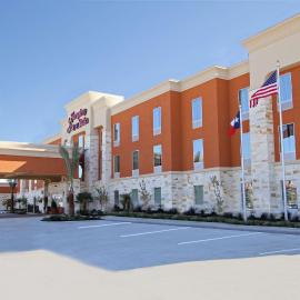 Hampton Inn & Suites Winnie, хотел в Уини