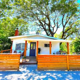 Private Wine Country-River Bungalow! Sunny Treetop Views - Pets Stay Free, hotel em Forestville