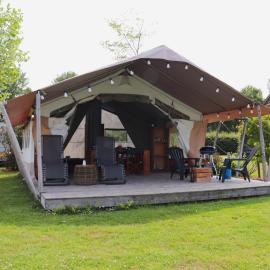Glamping in Friesland with friends, hotelli kohteessa Twijzel