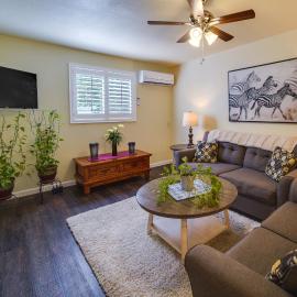 Sunny California Retreat w/ Pool Access & Patio!, hotel v destinaci Shasta Lake