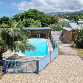 Bungalow calme, nature, vue Soufrière avec piscine