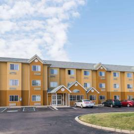 Super 8 by Wyndham Columbus West، فندق في New Rome