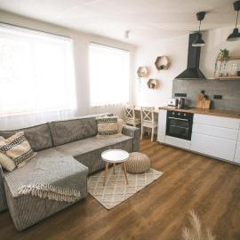 KVARTÝR - apartmán v centru na náměstí - citlivě zrekonstruovaný
