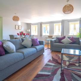 The Stables Stylish cottage with hot tub and parking - Pass the Keys, hotel a Chipping Campden