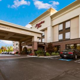 Hampton Inn West، فندق في New Rome