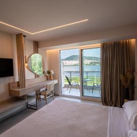 카스토리아에 위치한 호텔 Paralimnio Suites