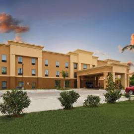 Hampton Inn Beeville، فندق في Beeville