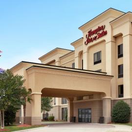 Hampton Inn & Suites Pine Bluff، فندق في باين بلاف
