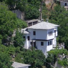 Άνετος χώρος με parking, αυλή και θαυμάσια θέα, hotel a Makrinítsa