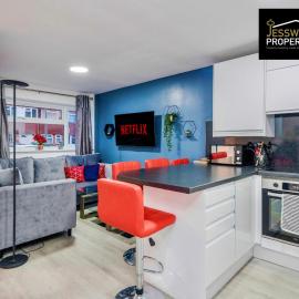 Spacious 5 Bedroom, 3 Bath House by Jesswood Properties Short Lets For Contractors, With Free Parking Near M1 & Luton Airport