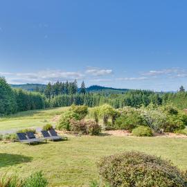 Rainier Home on 20 Acres w/ Blueberry Farm!, hotel v destinaci Kalama
