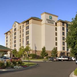 Embassy Suites by Hilton Denver International Airport, hotel di Denver