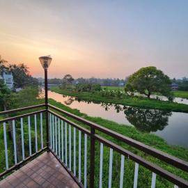 Riverscape Tranquil Serviced Apartments, khách sạn ở Elūr
