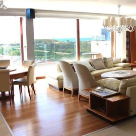 Luxury Breathtaking Seafront Penthouse Duplex，里雄萊薩耶的飯店