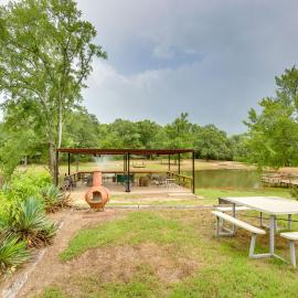 Lake Fork Studio Cabin w/ Dock + Boat Ramp!, hotel en Emory