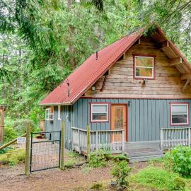 Peaceful Mt. Hood Cabin w/ Hot Tub & Fire Pit!, hotel a Rhododendron