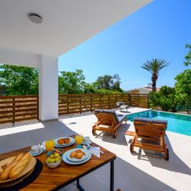Aelia Luxury Villa, hotel en Sálakos