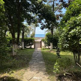 Dreamland Oasis 1st floor Apartment With a Garden by the Sea