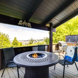 < 1 Mi to Port of Alsea: Inviting Gem w/ Views!, hotell i Waldport