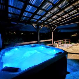 Pixie House - Mrežnica, private pier, hot tub, hotell i Gornji Zvečaj